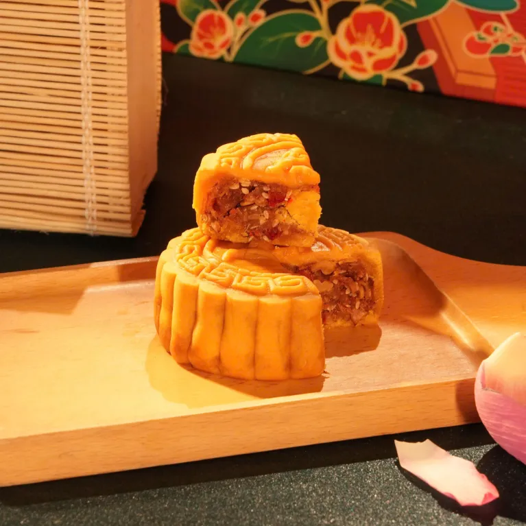 Wings Call The Wind Mid-Autumn gift box wrapping traditional moon festival memories, lantern gift box with cake Vietnamese souvenirs as gift for partner