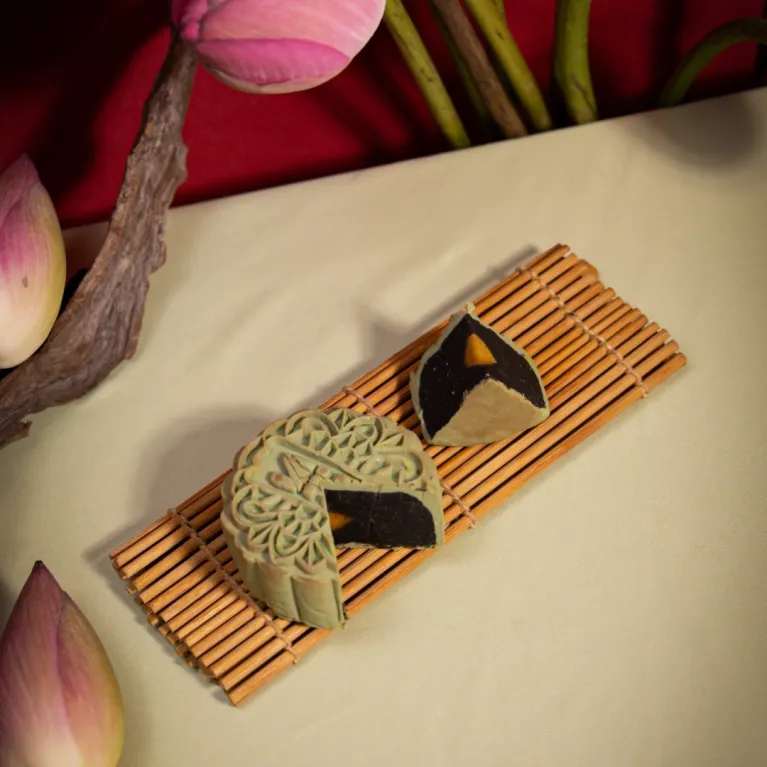 Hộp quà Trung Thu socola thiết kế hộp trong suốt độc đáo, hộp bánh Trung Thu 4 bánh vỏ socola quà biếu Trung Thu tặng doanh nghiệp theo yêu cầuHộp quà Trung Thu socola thiết kế hộp trong suốt độc đáo, hộp bánh Trung Thu 4 bánh vỏ socola quà biếu Trung Thu tặng doanh nghiệp theo yêu cầu