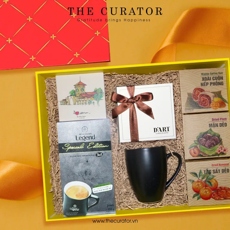 The "Viet Heritage" gift box captures the essence of Vietnam with coffee, elegant cups, and dried fruits – a premium specialty gift for corporate occasions.