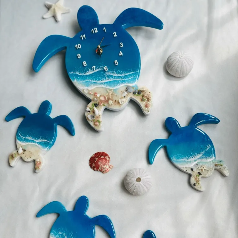 Turtle Family epoxy resin wall clock, handmade and unique, perfect as an impressive housewarming gift and for children.