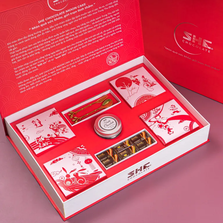 Hộp quà Trung Thu Ánh Trăng Hồng, 4 bánh Trung Thu socola, kèm muỗng nĩa & đồ ngọt, quà biếu doanh nghiệp cao cấp.