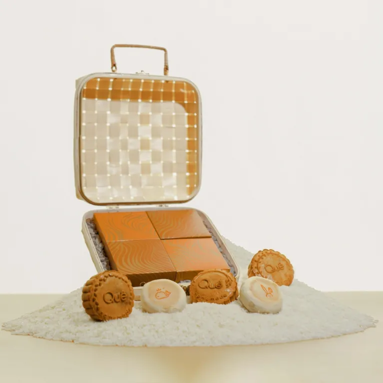 "Taste Voyage" Mid-Autumn gift box offers a moonlit journey of flavors with 4 mooncakes and pia cakes, making it a premium and unique choice for corporate gifting.