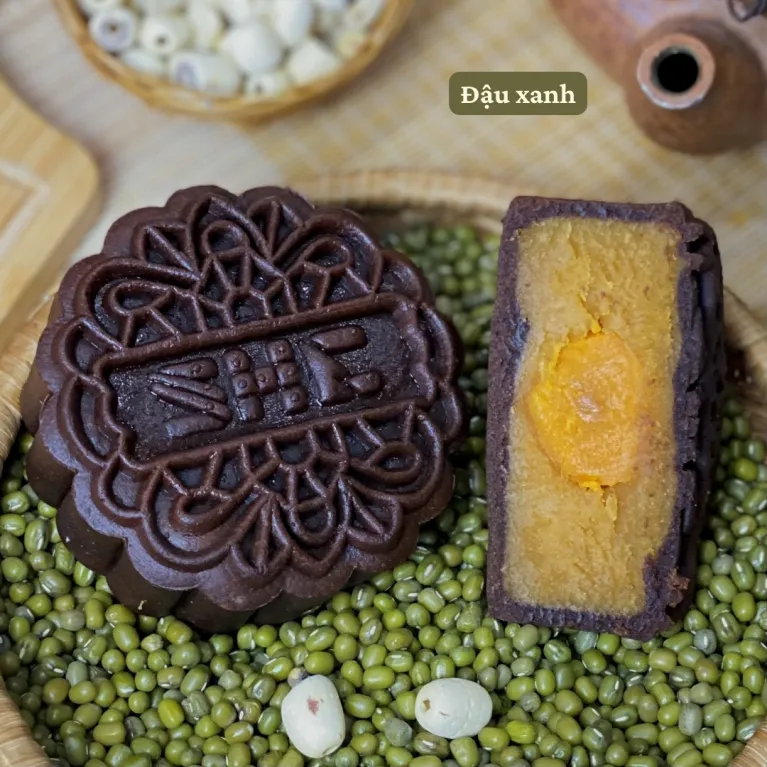 Hộp quà Trung Thu Trăng Cười Đỏ, 2 bánh Trung Thu socola vị mới, set quà doanh nghiệp cao cấp.