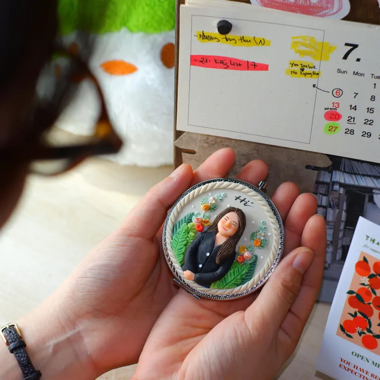 Personalized clay handheld mirror 6cm, handmade clay art, unique birthday gift idea.