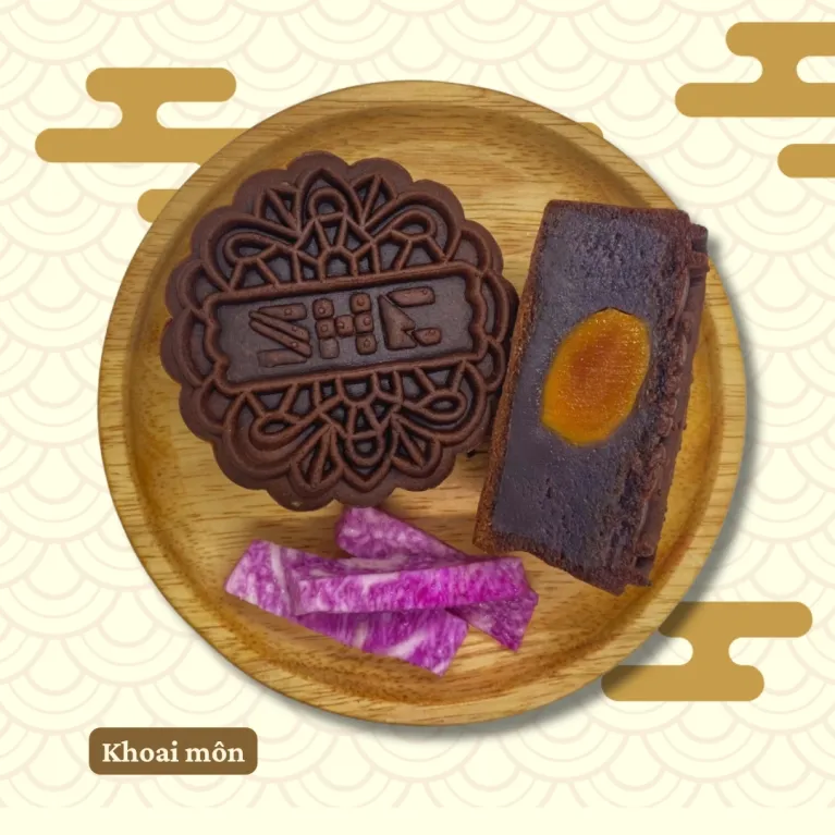 “Brown Moonlight” gift box with 4 chocolate mooncakes, assorted chocolates, nuts & cutlery set – premium Mid-Autumn corporate gift.“Brown Moonlight” gift box with 4 chocolate mooncakes, assorted chocolates, nuts & cutlery set – premium Mid-Autumn corporate gift.