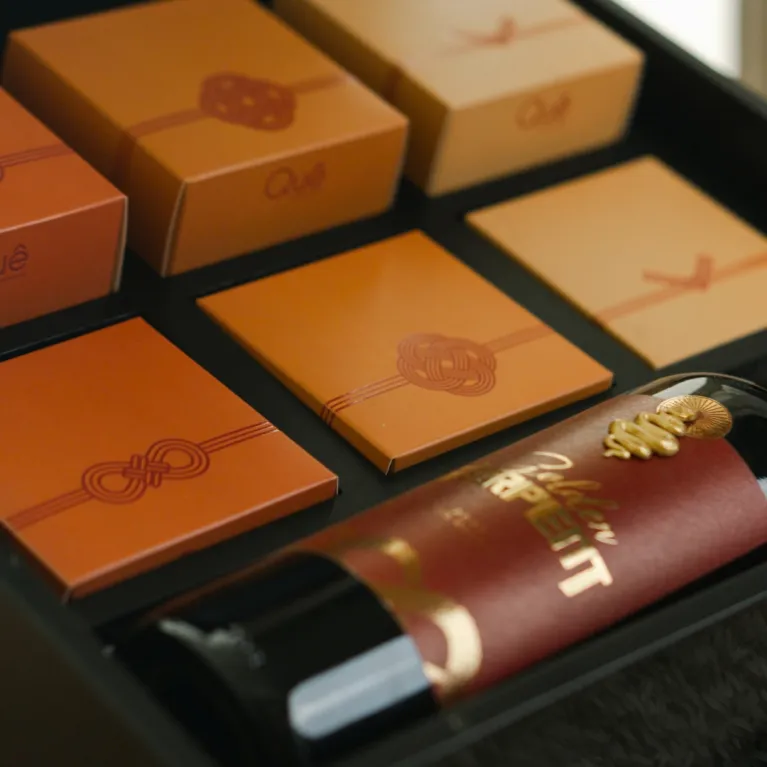 "Scented Voyage" Mid-Autumn gift box revives childhood flavors with 6 mooncakes, pia cakes, and wine, making it an elegant premium set for corporate gifting and high-end presents.