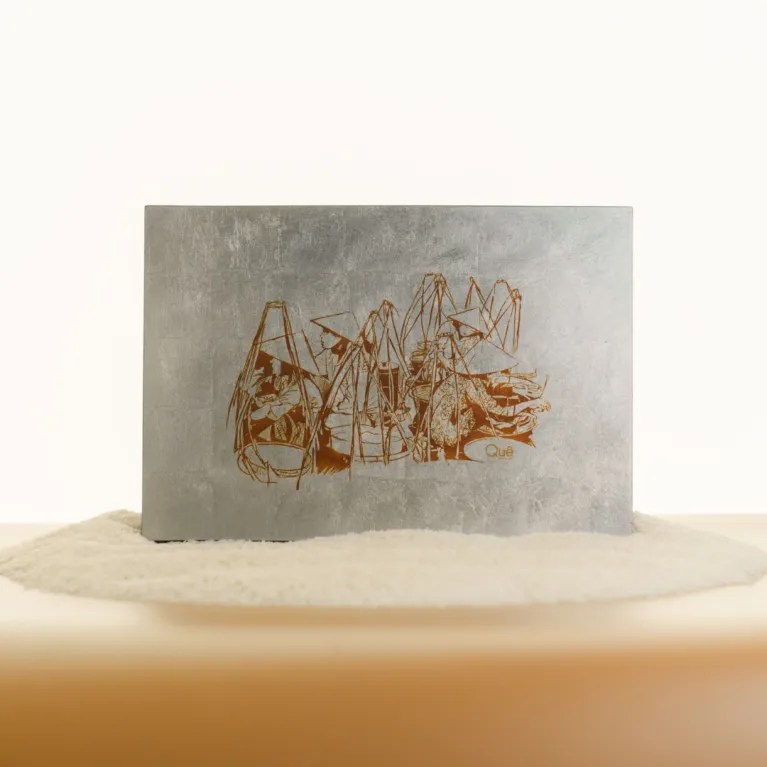 "Color Voyage" Mid-Autumn gift box reflects refined Oriental hues with 6 mooncakes and pia cakes, delivering innovative flavors in an elegant premium set for corporate gifting.
