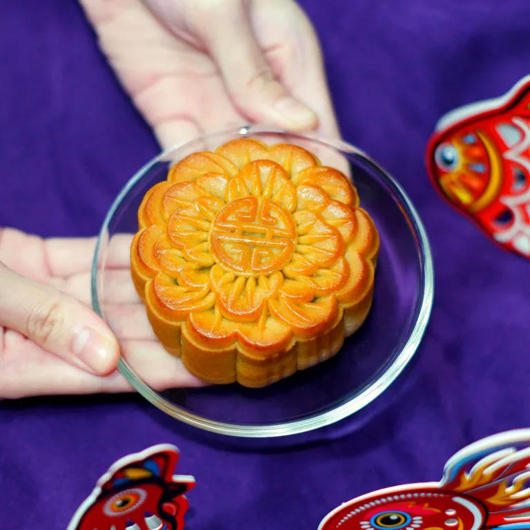 Hộp quà Trung Thu Đơn Nguyệt mang ý nghĩa đoàn viên, gồm 4 bánh Trung Thu 1 trứng cao cấp, thích hợp làm quà biếu hay quà tặng doanh nghiệp.