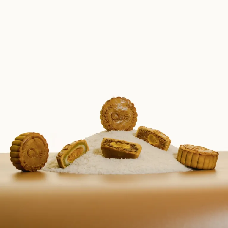 "Scented Voyage" Mid-Autumn gift box revives childhood flavors with 6 mooncakes, pia cakes, and wine, making it an elegant premium set for corporate gifting and high-end presents.