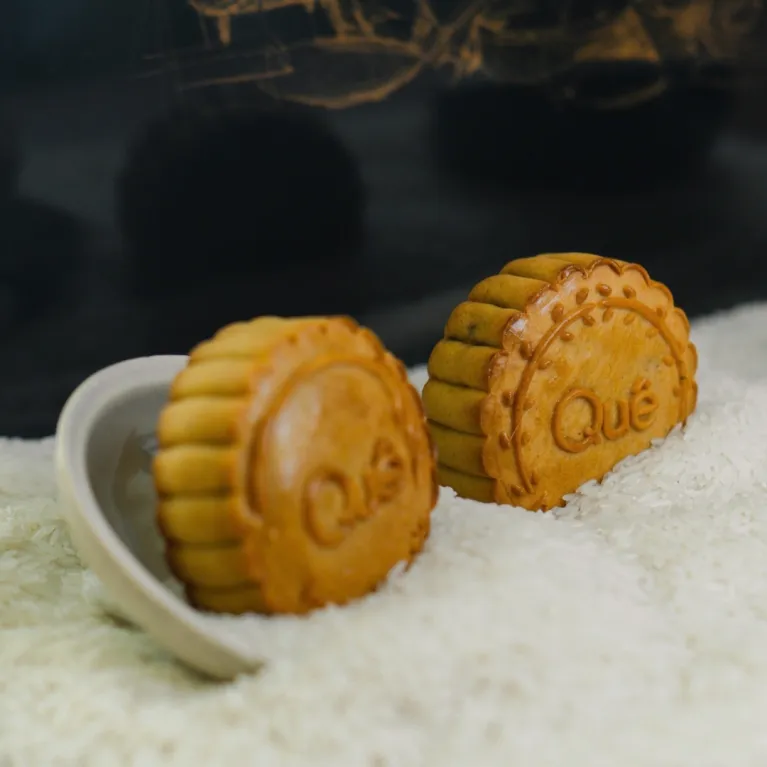"Scented Voyage" Mid-Autumn gift box revives childhood flavors with 6 mooncakes, pia cakes, and wine, making it an elegant premium set for corporate gifting and high-end presents.