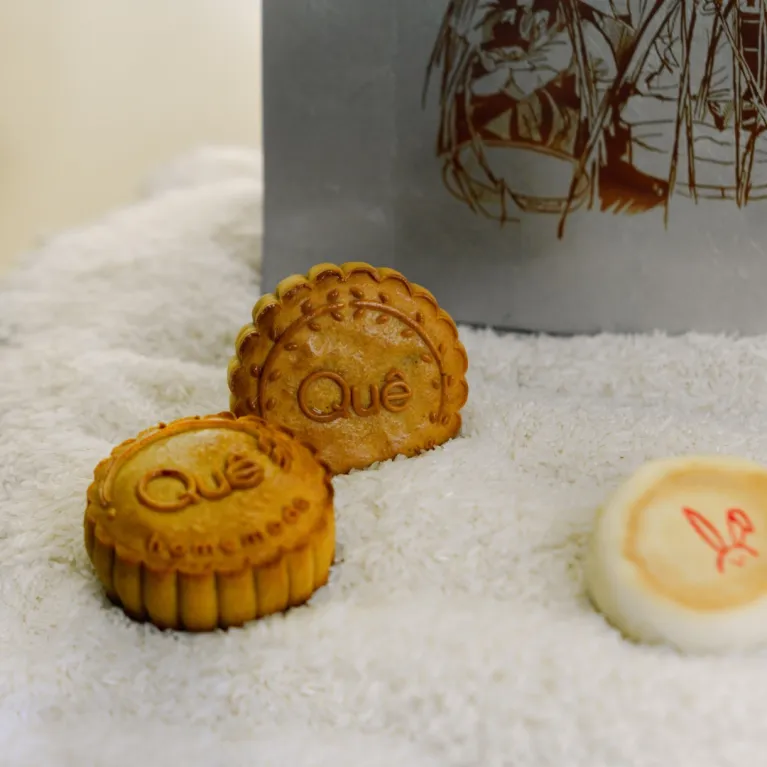 "Color Voyage" Mid-Autumn gift box reflects refined Oriental hues with 6 mooncakes and pia cakes, delivering innovative flavors in an elegant premium set for corporate gifting.