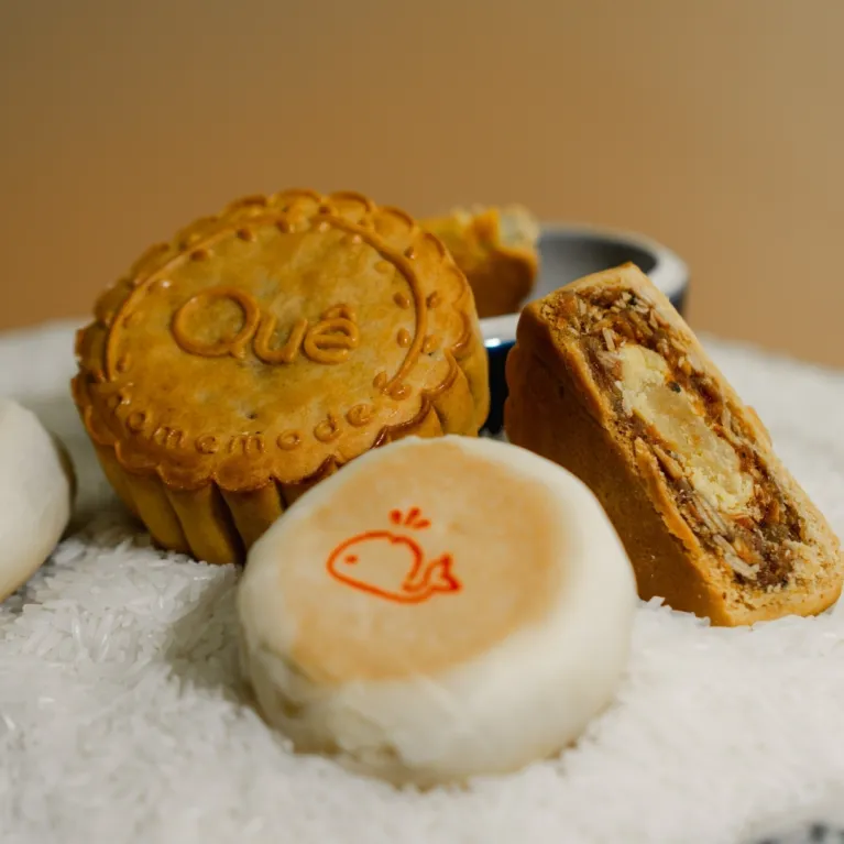 "Scented Voyage" Mid-Autumn gift box revives childhood flavors with 6 mooncakes, pia cakes, and wine, making it an elegant premium set for corporate gifting and high-end presents.