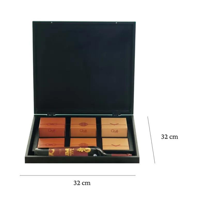 "Scented Voyage" Mid-Autumn gift box revives childhood flavors with 6 mooncakes, pia cakes, and wine, making it an elegant premium set for corporate gifting and high-end presents.