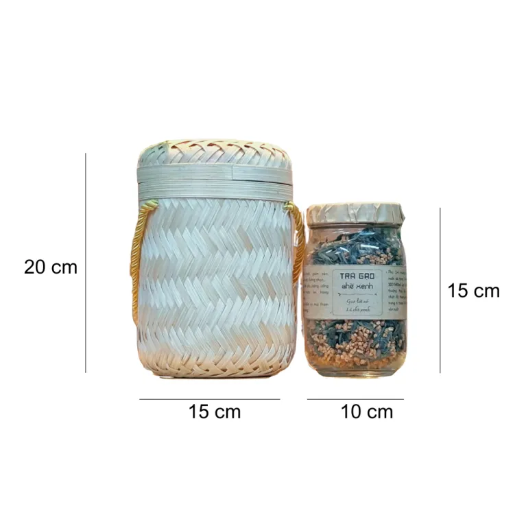 Set quà gạo lứt chè xanh trong hộp tre 320g mang đến hương vị thanh mát từ thành phần tự nhiên, là món quà sức khỏe ý nghĩa và đặc sản Việt Nam đẹp mắt.Set quà gạo lứt chè xanh trong hộp tre 320g mang đến hương vị thanh mát từ thành phần tự nhiên, là món quà sức khỏe ý nghĩa và đặc sản Việt Nam đẹp mắt.
