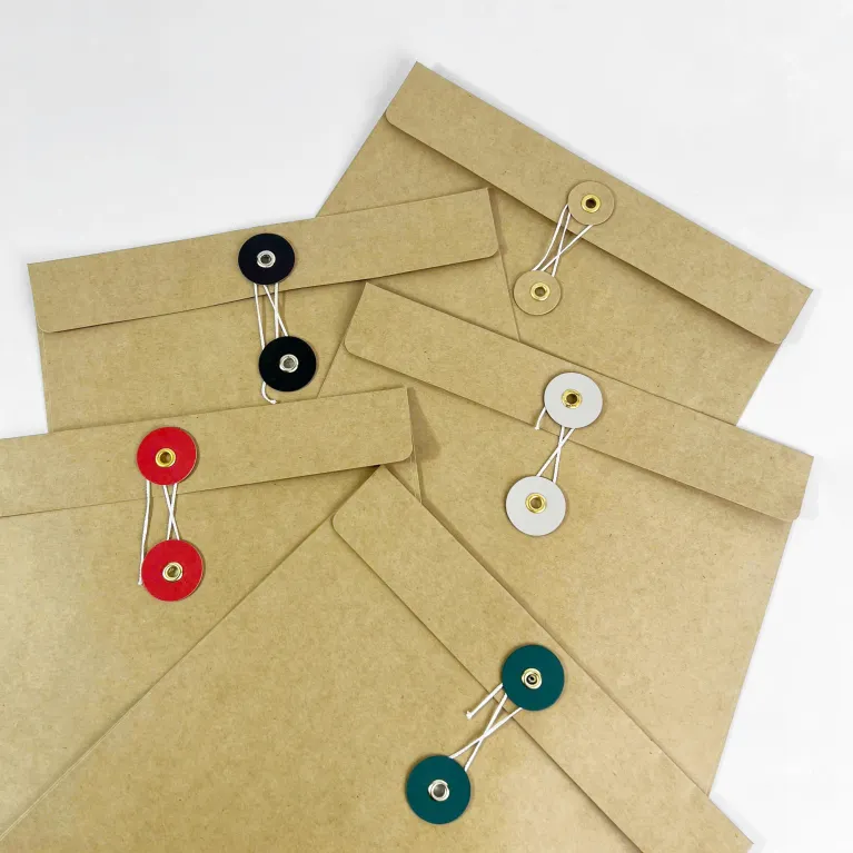 Set 10 bao thư giấy kraft A4 mang nét cổ điển tinh tế cho văn phòng, thiết kế nút cột sang trọng và hỗ trợ in theo yêu cầu cho doanh nghiệp.