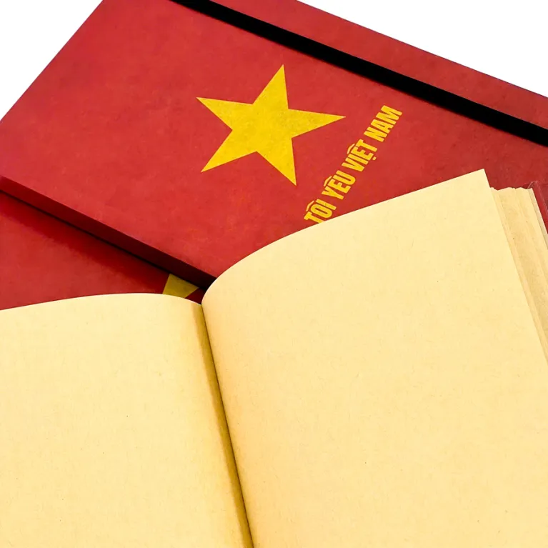 Sổ tay "Tôi Yêu Việt Nam" với thiết kế cờ đỏ sao vàng tung bay, mang phong cách vintage, là món quà lưu niệm Việt Nam độc đáo dành cho đồng nghiệp và bạn bè.