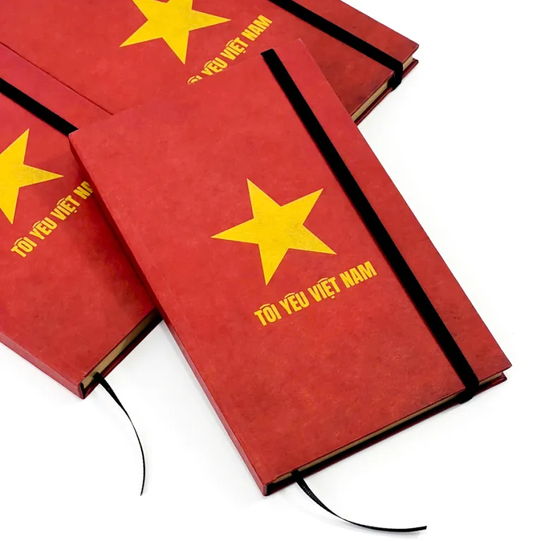 Sổ tay "Tôi Yêu Việt Nam" với thiết kế cờ đỏ sao vàng tung bay, mang phong cách vintage, là món quà lưu niệm Việt Nam độc đáo dành cho đồng nghiệp và bạn bè.