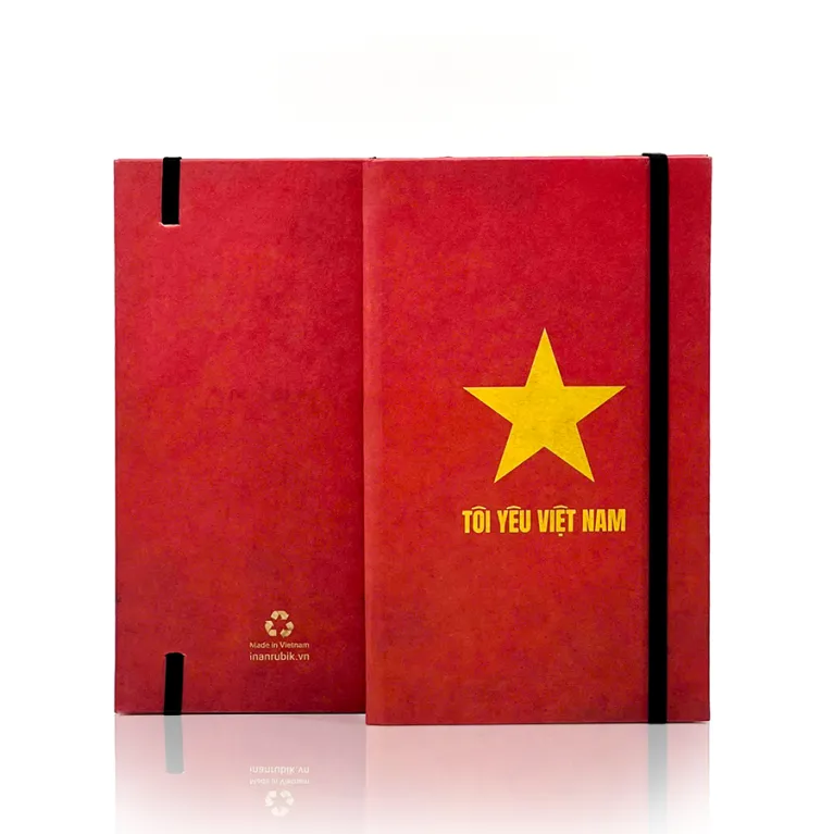 Sổ tay "Tôi Yêu Việt Nam" với thiết kế cờ đỏ sao vàng tung bay, mang phong cách vintage, là món quà lưu niệm Việt Nam độc đáo dành cho đồng nghiệp và bạn bè.