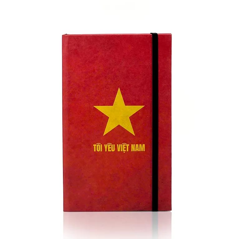 Sổ tay "Tôi Yêu Việt Nam" với thiết kế cờ đỏ sao vàng tung bay, mang phong cách vintage, là món quà lưu niệm Việt Nam độc đáo dành cho đồng nghiệp và bạn bè.