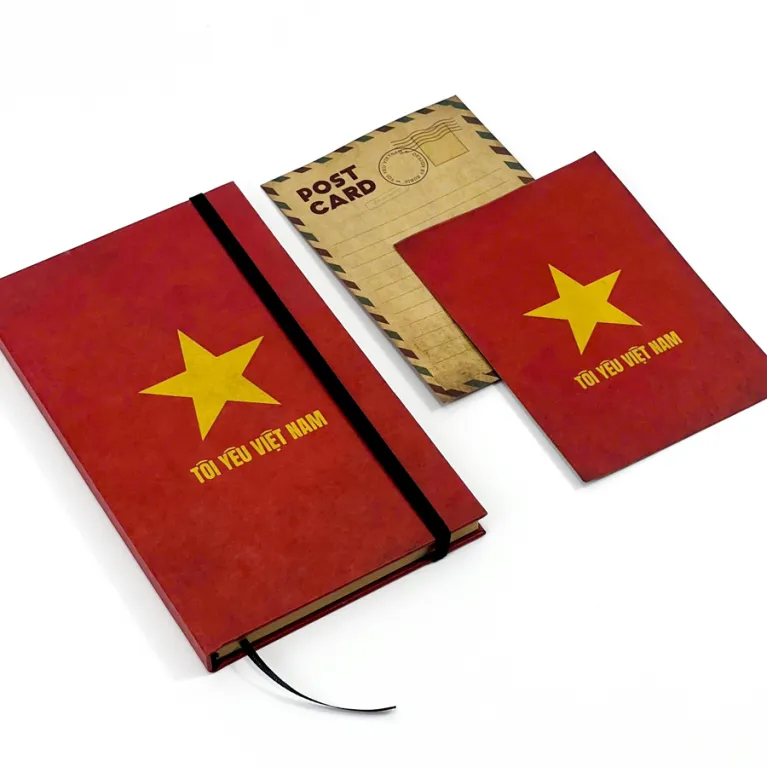 Sổ tay "Tôi Yêu Việt Nam" với thiết kế cờ đỏ sao vàng tung bay, mang phong cách vintage, là món quà lưu niệm Việt Nam độc đáo dành cho đồng nghiệp và bạn bè.