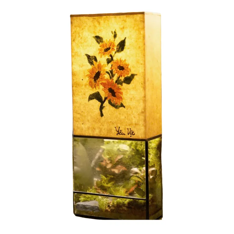 Đèn trang trí "Terra Light" với lọ tiểu cảnh thủy tinh kết hợp ánh sáng ấm áp, mang đến không gian hài hòa giữa cỏ cây và ánh sáng, thích hợp làm quà lưu niệm hay quà sinh nhật.