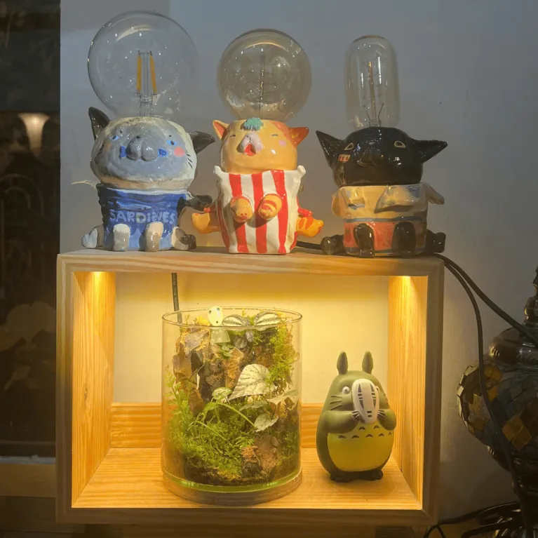 Bồn cảnh thủy tinh Terrarium mang đến góc thiên nhiên tBồn cảnh thủy tinh Terrarium mang đến góc thiên nhiên thu nhỏ sinh động, dễ chăm sóc, thích hợp làm quà sinh nhật hay quà lưu niệm Việt Nam.hu nhỏ sinh động, dễ chăm sóc, thích hợp làm quà sinh nhật hay quà lưu niệm Việt Nam.