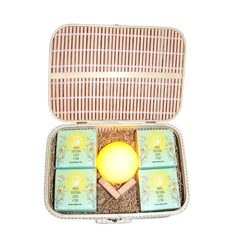 High Moon Season Mid-Autumn gift box with 4 mooncakes and moon lamp, radiant design, perfect as a corporate gift or traditional Vietnamese Mid-Autumn present.