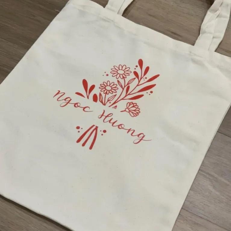 The “Floral Tote” gift set features a custom-designed tote bag and elegant gift box, making a perfect Women’s Day or girlfriend present.
