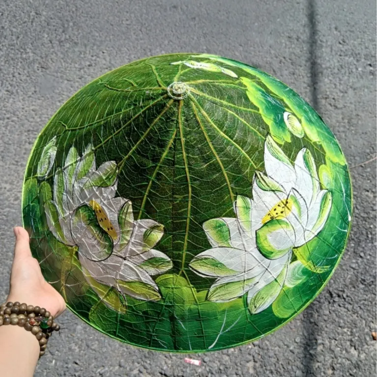 The handmade lotus leaf conical hat painted with flowers showcases Vietnam’s gentle charm and makes a meaningful souvenir gift.