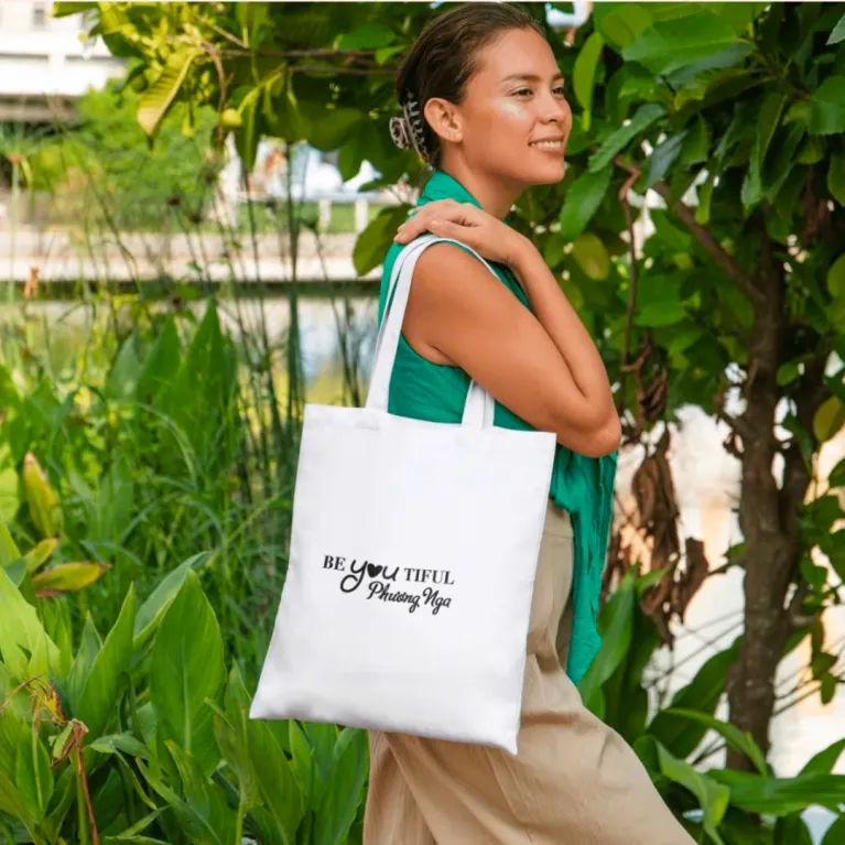 The “Floral Tote” gift set features a custom-designed tote bag and elegant gift box, making a perfect Women’s Day or girlfriend present.