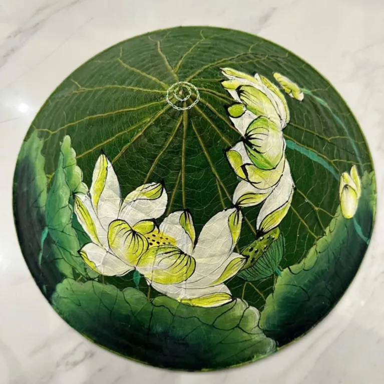 The handmade lotus leaf conical hat painted with flowers showcases Vietnam’s gentle charm and makes a meaningful souvenir gift.