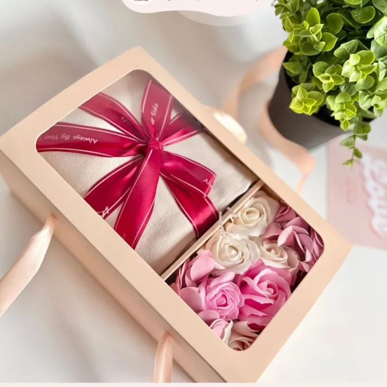 The “Floral Tote” gift set features a custom-designed tote bag and elegant gift box, making a perfect Women’s Day or girlfriend present.