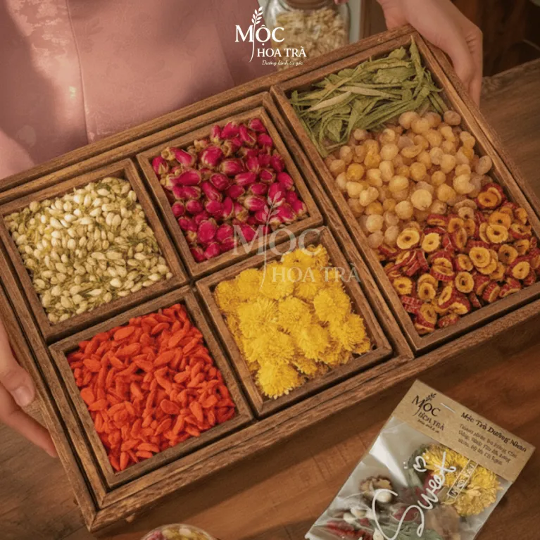 Mộc Trà Dưỡng Nhan với 7 vị hoa thảo mộc thiên nhiên, giúp đẹp da, dưỡng khí huyết và là món quà sức khỏe tinh tế cho phái nữ.Mộc Trà Dưỡng Nhan với 7 vị hoa thảo mộc thiên nhiên, giúp đẹp da, dưỡng khí huyết và là món quà sức khỏe tinh tế cho phái nữ.