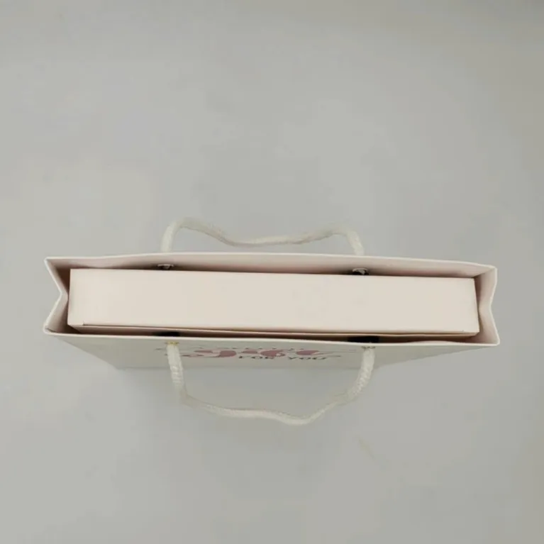 Sổ tay bìa tre kèm bút bi tre khắc tên theo yêu cầu, giấy viết mượt mà, món quà lưu niệm Việt Nam cao cấp và đầy cá nhân hóa cho doanh nghiệp.