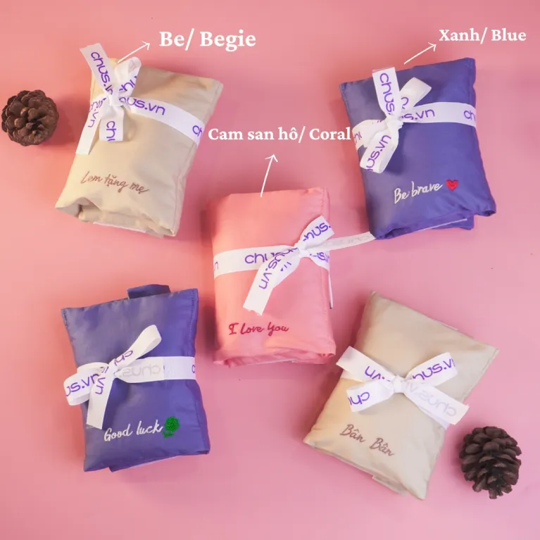 Hộp quà “For Her” cá nhân hóa, tôn vinh nét đẹp quý cô với nến thơm chứa thông điệp ẩn và gối kê tay thêu tên, đi kèm bưu thiếp độc quyền, món quà tinh tế cho phái nữ.