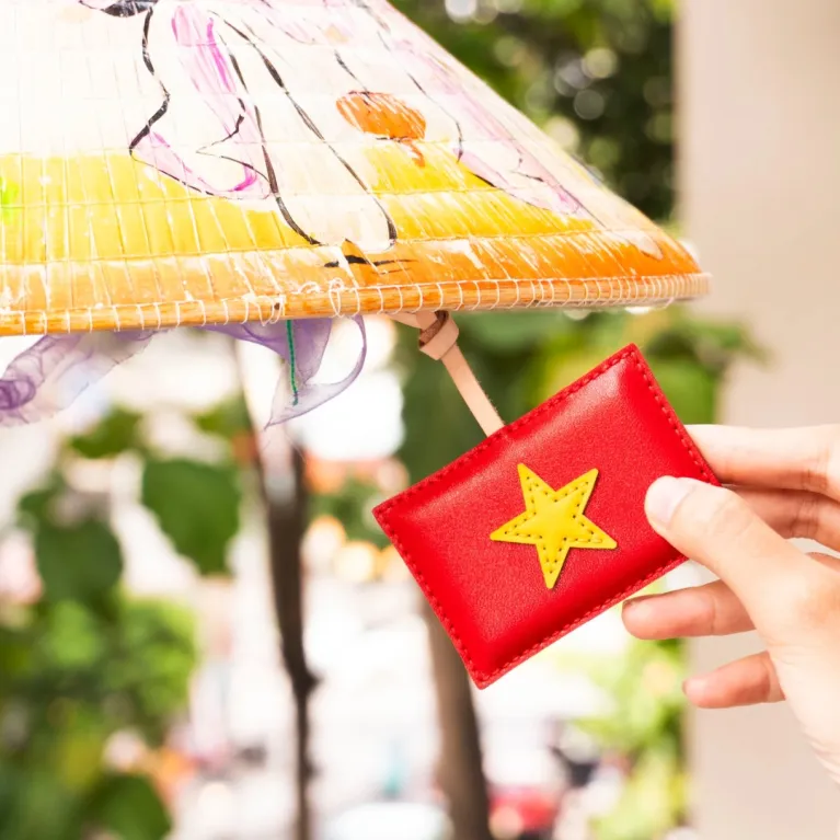Bộ sưu tập móc khóa da vẽ tay tinh xảo, tôn vinh nét đẹp Việt và là quà lưu niệm thủ công đầy kiêu hãnh.