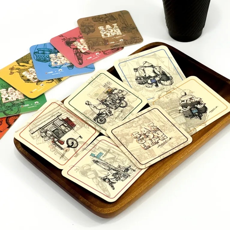 Bộ 6 miếng lót ly vuông “Hà Nội - Sài Gòn Life” mang hình ảnh phố xá Việt Nam sinh động, thích hợp làm quà lưu niệm ý nghĩa.