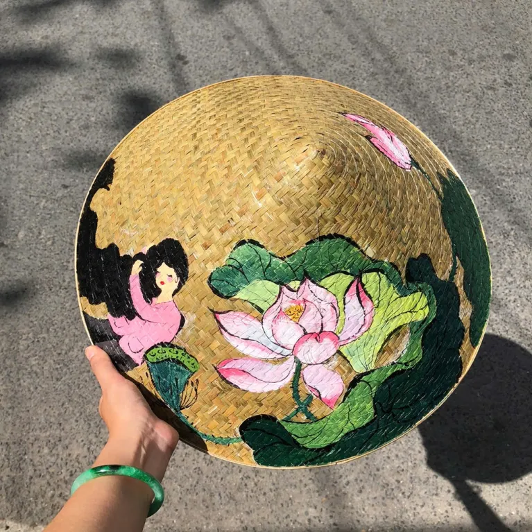 Nón lá cỏ bàng vẽ tay chủ đề hoa, mang nét duyên nhẹ nhàng và tinh tế, là món quà lưu niệm thủ công Việt Nam ý nghĩa.