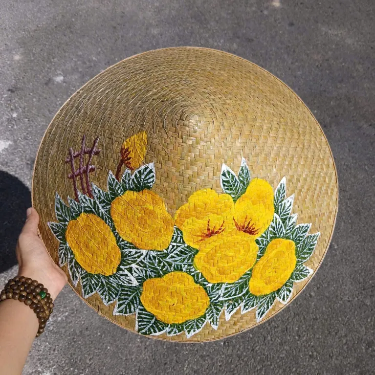 Nón lá cỏ bàng vẽ tay chủ đề hoa, mang nét duyên nhẹ nhàng và tinh tế, là món quà lưu niệm thủ công Việt Nam ý nghĩa.