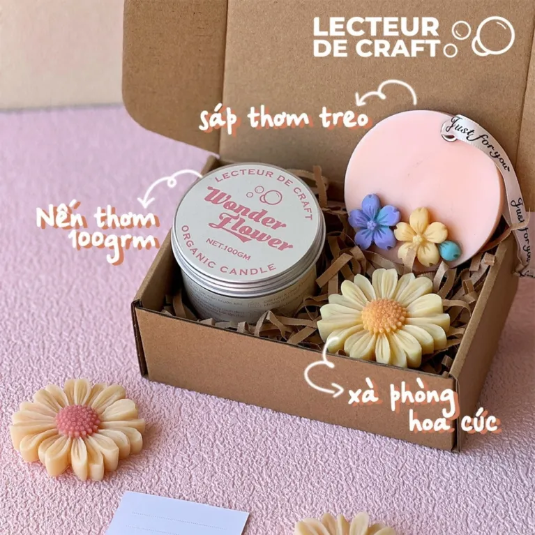 Set quà tặng hương thơm gồm xà phòng, sáp thơm và nến thơm mang lại cảm giác thư giãn nhẹ nhàng, là món quà 20/10 thủ công tinh tế dành cho phái đẹp.Set quà tặng hương thơm gồm xà phòng, sáp thơm và nến thơm mang lại cảm giác thư giãn nhẹ nhàng, là món quà 20/10 thủ công tinh tế dành cho phái đẹp.