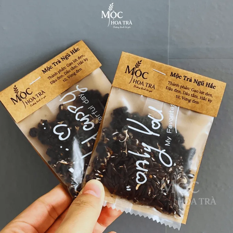 Mộc Trà Ngũ Hắc với 5 loại thảo mộc sấy lạnh giúp dưỡng tóc đen mượt, khỏe dài, dễ pha chế và thích hợp làm quà chăm sóc sắc đẹp cho nữ.