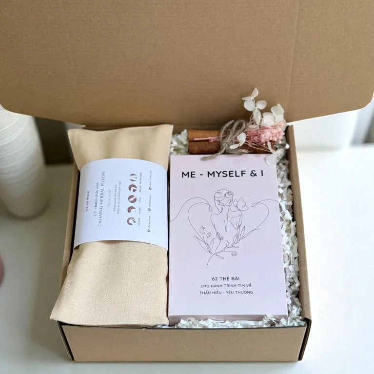 The “Embrace Yourself” 20/10 gift box celebrates self-love, featuring affirmation cards and a cozy heating pillow - a meaningful Women’s Day present for her.