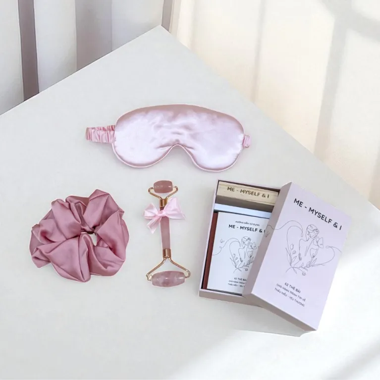 Hộp quà 20/10 “Night Blossom” mang đến sự dịu êm giữa nhịp sống hối hả, gồm thẻ bài, cột tóc lụa, bịt mắt và thanh lăn