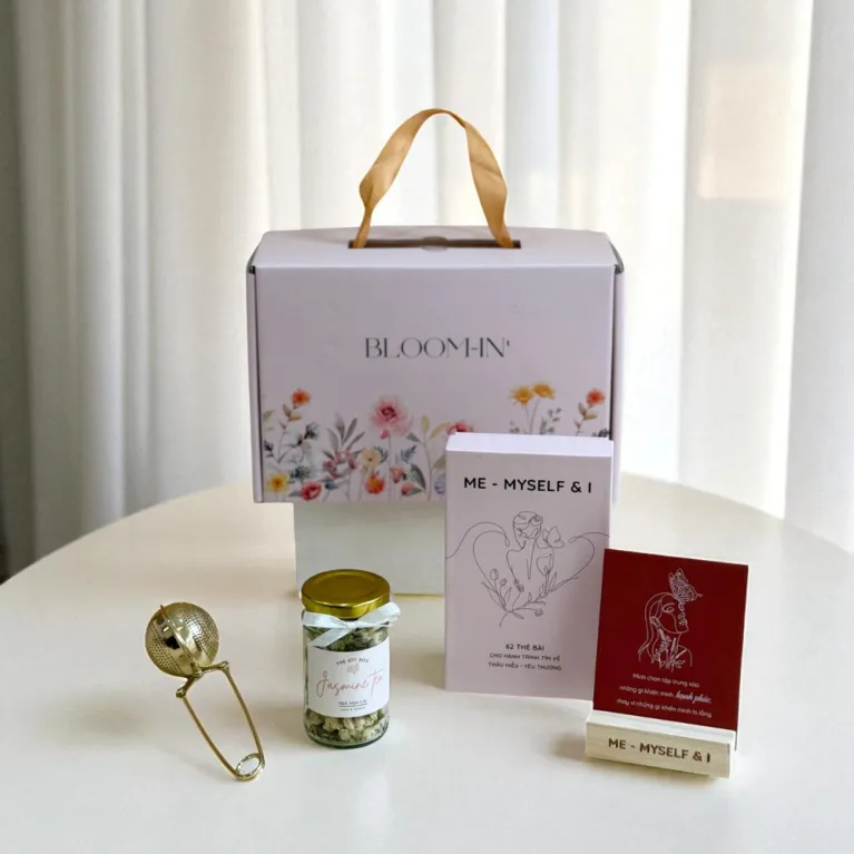Hộp quà 20/10 “Morning Ritual” gửi gắm thông điệp chăm lo từng phút, gồm thẻ bài, trà hoa và hạt granolaHộp quà 20/10 “Morning Ritual” gửi gắm thông điệp chăm lo từng phút, gồm thẻ bài, trà hoa và hạt granola