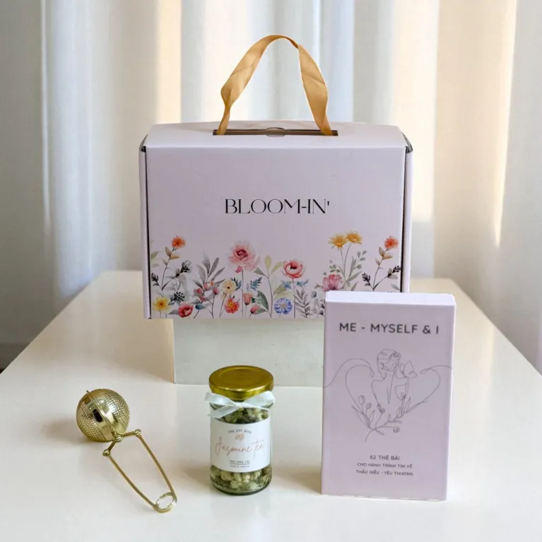Hộp quà 20/10 “Morning Ritual” gửi gắm thông điệp chăm lo từng phút, gồm thẻ bài, trà hoa và hạt granola