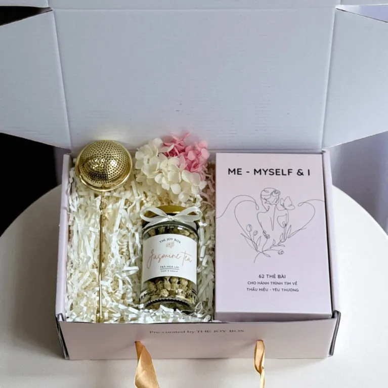 Hộp quà 20/10 “Morning Ritual” gửi gắm thông điệp chăm lo từng phút, gồm thẻ bài, trà hoa và hạt granola