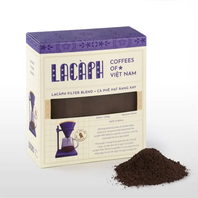 Cà phê hạt rang Filter Blend 100% Arabica mang trọn hương vị Việt tinh tế, có thể chọn nguyên hạt hoặc xay sẵn, là món quà cao cấp dành cho người yêu cà phê và du khách nước ngoài.Cà phê hạt rang Filter Blend 100% Arabica mang trọn hương vị Việt tinh tế, có thể chọn nguyên hạt hoặc xay sẵn, là món quà cao cấp dành cho người yêu cà phê và du khách nước ngoài.Cà phê hạt rang Filter Blend 100% Arabica mang trọn hương vị Việt tinh tế, có thể chọn nguyên hạt hoặc xay sẵn, là món quà cao cấp dành cho người yêu cà phê và du khách nước ngoài.