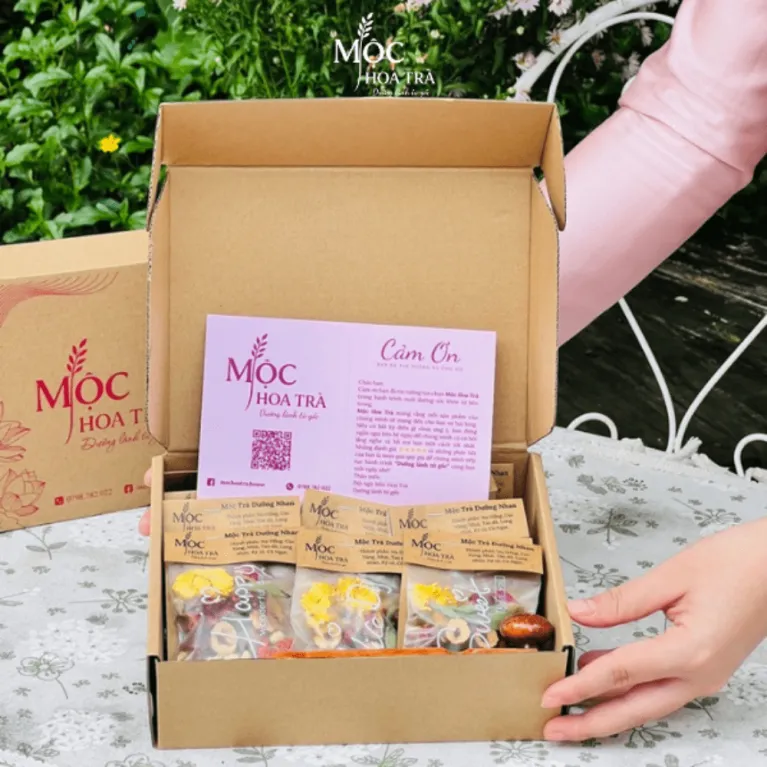 Mộc Trà Dưỡng Nhan với 7 vị hoa thảo mộc thiên nhiên, giúp đẹp da, dưỡng khí huyết và là món quà sức khỏe tinh tế cho phái nữ.