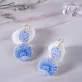 bông tai đất sét hoạ tiết giả sứ xanh, nền trắng ngà đặc trưng của sứ thanh hoa, phong cách tiểu thư, sang trọng và thanh cao