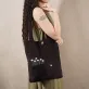 "túi tote linen “nàng “ thêu tay, phong cách thơ mộng và trang nhã, khoang túi rộng rãi, đựng được nhiều đồ
, thiết kế, tạp hóa ú, chus"